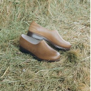 NWT Gardenheir french recycled hemp garden clogs